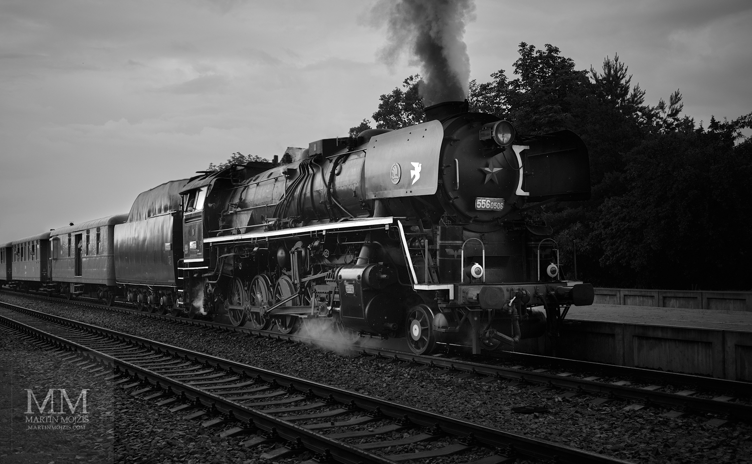 Velkoformátová umělecká fotografie parní lokomotivy č. 556 0506 v čele osobního vlaku. Martin Mojžíš.